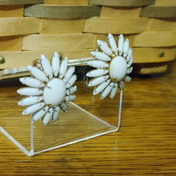 Napier White Enamel Daisy Clip On Earrings Vintage Floral Gold Tone Retro - Picture 8 of 11